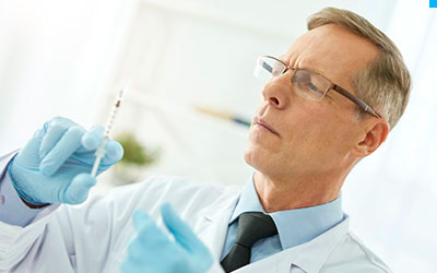 Больному вводят противоалкогольный препарат - Квинмед